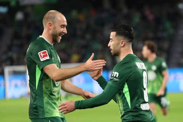VfL vs. Hoffebheim, 1. BL Wolfsburg, 02.11.2025, FUßBALL - VfL Wolfsburg vs. TSG 1899 Hoffenheim, 1. BL, Saison 2025 26. Mohammed Amoura (VfL Wolfsburg) jubelt Christian Eriksen (VfL Wolfsburg) nach seinem Tor zum 1:0 Wolfsburg