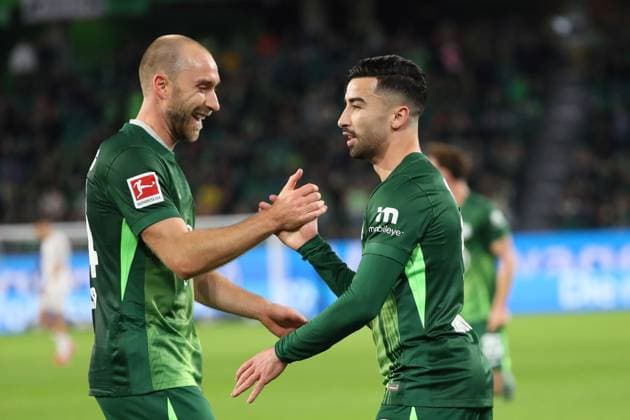 VfL vs. Hoffebheim, 1. BL Wolfsburg, 02.11.2025, FUßBALL - VfL Wolfsburg vs. TSG 1899 Hoffenheim, 1. BL, Saison 2025 26. Mohammed Amoura (VfL Wolfsburg) jubelt Christian Eriksen (VfL Wolfsburg) nach seinem Tor zum 1:0 Wolfsburg