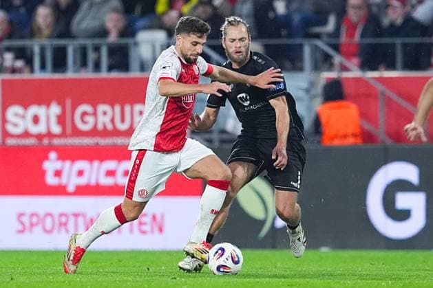 02.11.2025, xydrx, Fußball, 3.Liga, Rot-Weiss Essen - 1.FC Schweinfurt 05, Saison 2025 2026, Stadion an der Hafenstraße: Klaus Gjasula (Rot-Weiss Essen 8) im Zweikampf gegen Kristian Boehnlein (1.FC Schweinfurt 05 13) DFB regulations prohibit any use of photographs as image sequences and or quasi-video. Nordrhein-Westfahlen Deutschland