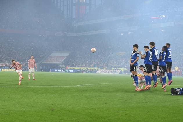 Florian KAINZ (K) schiesst per Freistoss das Tor zum 2-0, Fussball 1. Bundesliga, 9.Spieltag, matchday9, 1. FC Koeln (K) - Hamburger SV (HH) 4-1 am 02.11.2025 in Koeln Deutschland. DFL regulations prohibit any use of photographs as image sequences and or quasi-video Â