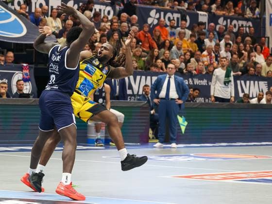 Tray Buchanan (MHP Riesen Ludwigsburg, 02) gefouelt von Khyri Thomas (SYNTAINICS MBC, 00), Syntainics MBC vs. MHP Riesen Ludwigsburg, Basketball, easycredit Basketball Bundesliga, 6. Spieltag, Saison 2025 2026, 02.11.2025, Syntainics MBC vs. MHP Riesen Ludwigsburg, Basketball, easycredit Basketball Bundesliga, 6. Spieltag, Saison 2025 2026, 02.11.2025 Weissenfels Copyright: xEibner-Pressefoto LauraxRoemerx EP_LRR