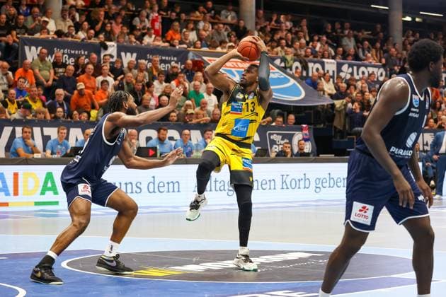 Yorman Polas Bartolo (MHP Riesen Ludwigsburg, 13) wirft den Ball, Syntainics MBC vs. MHP Riesen Ludwigsburg, Basketball, easycredit Basketball Bundesliga, 6. Spieltag, Saison 2025 2026, 02.11.2025, Syntainics MBC vs. MHP Riesen Ludwigsburg, Basketball, easycredit Basketball Bundesliga, 6. Spieltag, Saison 2025 2026, 02.11.2025 Weissenfels Copyright: xEibner-Pressefoto LauraxRoemerx EP_LRR