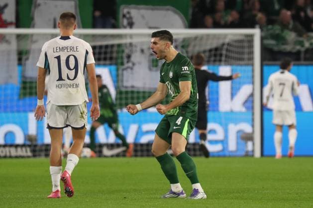 02.11.2025, xgox, Fussball 1. Bundesliga, VfL Wolfsburg - TSG 1899 Hoffenheim emspor, v.l. Konstantinos Koulierakis (Wolfsburg, 4) Jubel, Torjubel, jubelt ueber das Tor, celebrate the goal, celebration (DFL DFB REGULATIONS PROHIBIT ANY USE OF PHOTOGRAPHS as IMAGE SEQUENCES and or QUASI-VIDEO) Wolfsburg