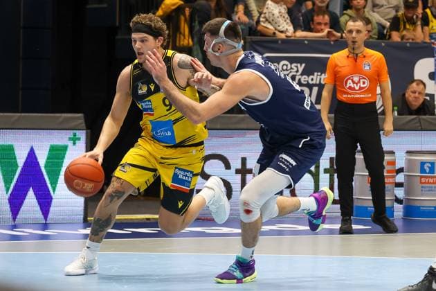 Booker Coplin (MHP Riesen Ludwigsburg, 09) am Ball gegen Jure Planinic (SYNTAINICS MBC, 44), Zweikampf, Duell, Kampf, Syntainics MBC vs. MHP Riesen Ludwigsburg, Basketball, easycredit Basketball Bundesliga, 6. Spieltag, Saison 2025 2026, 02.11.2025, Syntainics MBC vs. MHP Riesen Ludwigsburg, Basketball, easycredit Basketball Bundesliga, 6. Spieltag, Saison 2025 2026, 02.11.2025 Weissenfels Copyright: xEibner-Pressefoto LauraxRoemerx EP_LRR