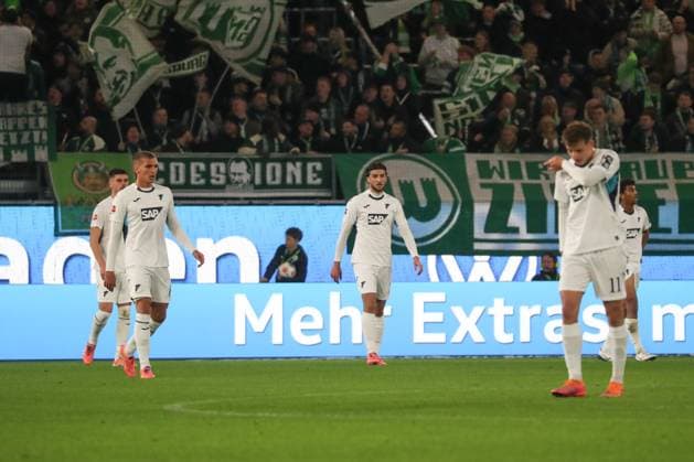 02.11.2025, xgox, Fussball 1. Bundesliga, VfL Wolfsburg - TSG 1899 Hoffenheim emspor, v.l. Hoffenheim enttaeuscht, enttäuscht, schaut enttaeuscht, niedergeschlagen, disappointed (DFL DFB REGULATIONS PROHIBIT ANY USE OF PHOTOGRAPHS as IMAGE SEQUENCES and or QUASI-VIDEO) Wolfsburg