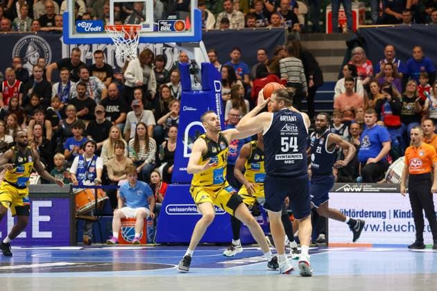 Jonas Wohlfarth-Bottermann (MHP Riesen Ludwigsburg, 18) versucht John Bryant (SYNTAINICS MBC, 54) aufzuhalten, Zweikampf, Duell, Kampf, Syntainics MBC vs. MHP Riesen Ludwigsburg, Basketball, easycredit Basketball Bundesliga, 6. Spieltag, Saison 2025 2026, 02.11.2025, Syntainics MBC vs. MHP Riesen Ludwigsburg, Basketball, easycredit Basketball Bundesliga, 6. Spieltag, Saison 2025 2026, 02.11.2025 Weissenfels Copyright: xEibner-Pressefoto LauraxRoemerx EP_LRR