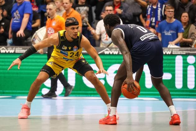 Brandon Tischler (MHP Riesen Ludwigsburg, 24) verteidigt gegen Khyri Thomas (SYNTAINICS MBC, 00), Syntainics MBC vs. MHP Riesen Ludwigsburg, Basketball, easycredit Basketball Bundesliga, 6. Spieltag, Saison 2025 2026, 02.11.2025, Syntainics MBC vs. MHP Riesen Ludwigsburg, Basketball, easycredit Basketball Bundesliga, 6. Spieltag, Saison 2025 2026, 02.11.2025 Weissenfels Copyright: xEibner-Pressefoto LauraxRoemerx EP_LRR