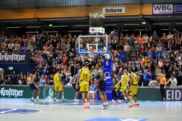 Fans des MBC Jubel, Torjubel, jubelt ueber Punkt ihrer Mannschaft, Syntainics MBC vs. MHP Riesen Ludwigsburg, Basketball, easycredit Basketball Bundesliga, 6. Spieltag, Saison 2025 2026, 02.11.2025, Syntainics MBC vs. MHP Riesen Ludwigsburg, Basketball, easycredit Basketball Bundesliga, 6. Spieltag, Saison 2025 2026, 02.11.2025 Weissenfels Copyright: xEibner-Pressefoto LauraxRoemerx EP_LRR