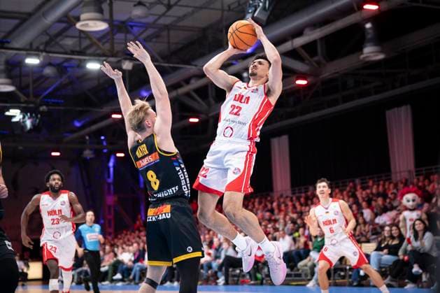Barmer 2. Basketball Bundesliga ProA: RheinStars Koeln vs. Kirchheim, 02.11.25 Justin Onyejiaka (RheinStars Köln, 22, SF), Lucas Mayer (Bozic Estriche Knights Kirchheim, 8, SG); Köln, 02.11.25 - Barmer 2. Basketball Bundesliga ProA: RheinStars Koeln vs. Kirchheim in der Motor World in Köln. Copyright: xBEAUTIFULxSPORTS AxelxKohringx