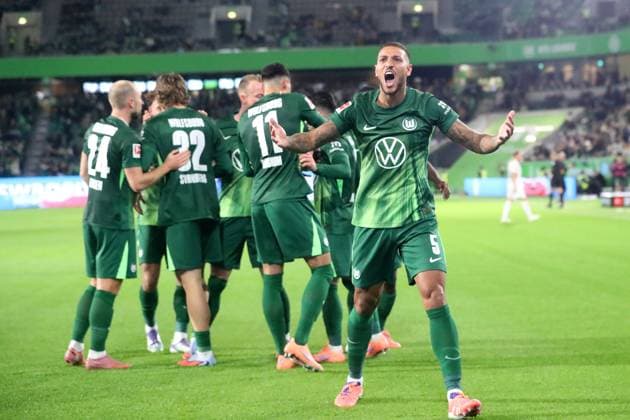 VfL vs. Hoffebheim, 1. BL Wolfsburg, 02.11.2025, FUßBALL - VfL Wolfsburg vs. TSG 1899 Hoffenheim, 1. BL, Saison 2025 26. Vinicius Vini Souza (VfL Wolfsburg) jubelt nach dem Tor von Mohammed Amoura (VfL Wolfsburg) zum 1:0 Wolfsburg
