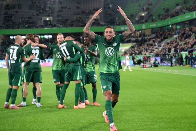 VfL vs. Hoffebheim, 1. BL Wolfsburg, 02.11.2025, FUßBALL - VfL Wolfsburg vs. TSG 1899 Hoffenheim, 1. BL, Saison 2025 26. Vinicius Vini Souza (VfL Wolfsburg) jubelt nach dem Tor von Mohammed Amoura (VfL Wolfsburg) zum 1:0 Wolfsburg