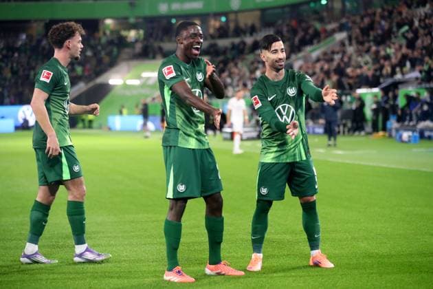VfL vs. Hoffebheim, 1. BL Wolfsburg, 02.11.2025, FUßBALL - VfL Wolfsburg vs. TSG 1899 Hoffenheim, 1. BL, Saison 2025 26. Mohammed Amoura (VfL Wolfsburg) jubelt mit Vinicius Vini Souza (VfL Wolfsburg) nach seinem Tor zum 1:0 Wolfsburg