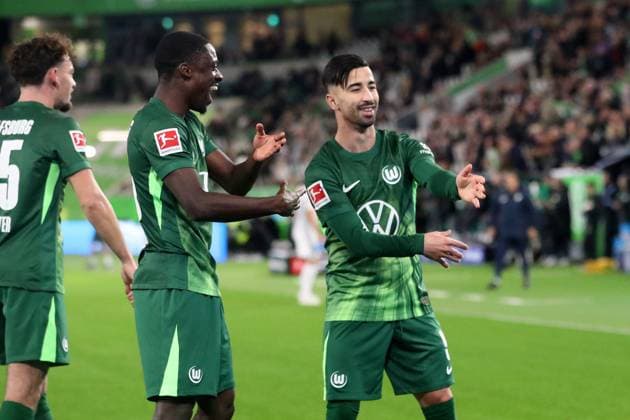 VfL vs. Hoffebheim, 1. BL Wolfsburg, 02.11.2025, FUßBALL - VfL Wolfsburg vs. TSG 1899 Hoffenheim, 1. BL, Saison 2025 26. Mohammed Amoura (VfL Wolfsburg) jubelt mit Vinicius Vini Souza (VfL Wolfsburg) nach seinem Tor zum 1:0 Wolfsburg