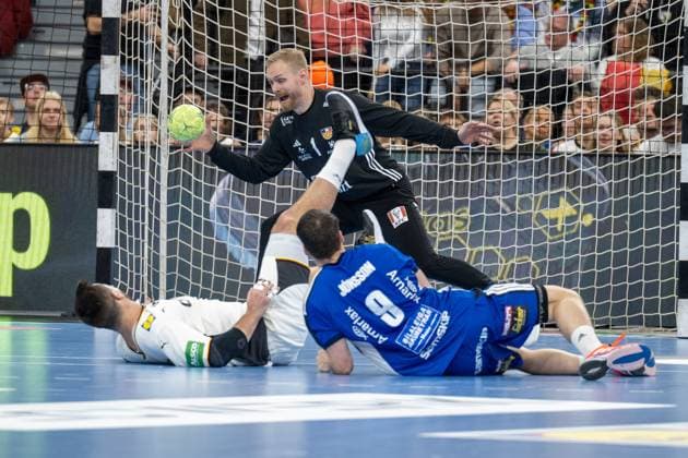 Bjoergvin Gustavson 1 (Handball Nationalmannschaft Island) faengt den Ball, Handball-Nationalmannschaft Deutschland vs. Handball-Nationalmannschaft Island, Handball Laenderspiel, 02.11.2025 Muenchen Bayern Deutschland