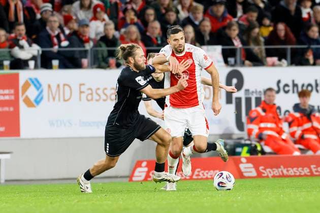 Fußball 3. Liga 13. Spieltag Rot-Weiss Essen - 1. FC Schweinfurt am 02.11.2025 im Stadion an der Hafenstraße in Essen Klaus Gjasula ( Rot-Weiss Essen )