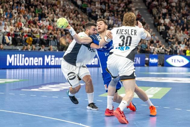 Bjarki Mar Elisson 8 (Handball Nationalmannschaft Island) setzt zum Wurf an, wird geblockt durch Tom Kiesler 30 (Handball Nationalmannschaft Island), Handball-Nationalmannschaft Deutschland vs. Handball-Nationalmannschaft Island, Handball Laenderspiel, 02.11.2025 Muenchen Bayern Deutschland