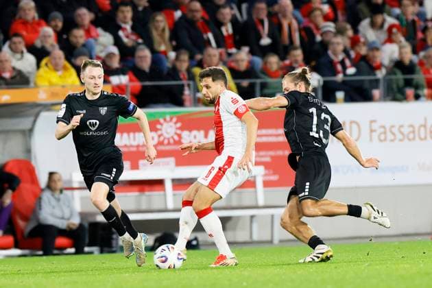 Fußball 3. Liga 13. Spieltag Rot-Weiss Essen - 1. FC Schweinfurt am 02.11.2025 im Stadion an der Hafenstraße in Essen Ahmet Arslan ( Rot-Weiss Essen )