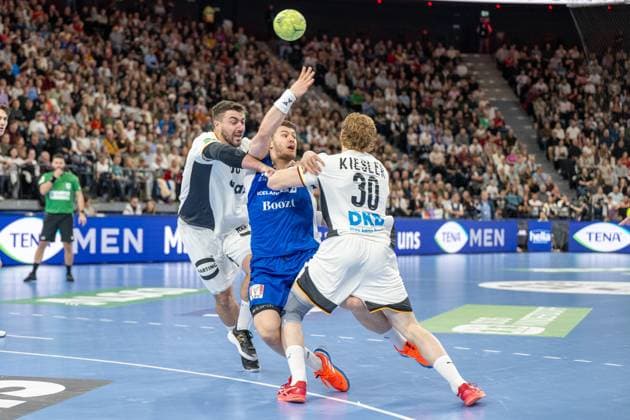 Bjarki Mar Elisson 8 (Handball Nationalmannschaft Island) setzt zum Wurf an, wird geblockt durch Tom Kiesler 30 (Handball Nationalmannschaft Island), Handball-Nationalmannschaft Deutschland vs. Handball-Nationalmannschaft Island, Handball Laenderspiel, 02.11.2025 Muenchen Bayern Deutschland