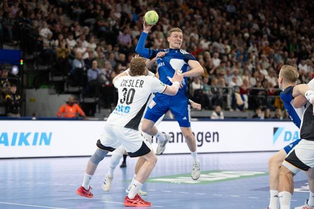 Gisli Kristjansson 10 (Handball Nationalmannschaft Island) setzt zum Wurf an, wird geblockt von Tom Kiesler 30 (Handball Nationalmannschaft Island), Handball-Nationalmannschaft Deutschland vs. Handball-Nationalmannschaft Island, Handball Laenderspiel, 02.11.2025 Muenchen Bayern Deutschland