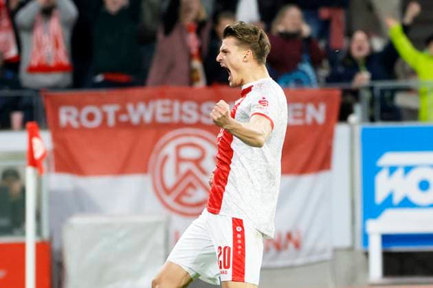 Fußball 3. Liga 13. Spieltag Rot-Weiss Essen - 1. FC Schweinfurt am 02.11.2025 im Stadion an der Hafenstraße in Essen Torjubel Rot-Weiss Essen Marek Janssen ( Rot-Weiss Essen )