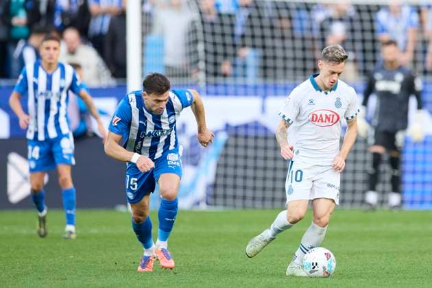 November 2, 2025, Vitoria, Alava, SPAIN: Lucas Boye of Deportivo Alaves competes for the ball with Pol Lozano of RCD Espanyol during the LaLiga EA Sports match between Deportivo Alaves and RCD Espanyol at Mendizorrotza on November 2, 2025, in Vitoria, Spain. Vitoria SPAIN - ZUMAa181 20251102_zaa_a181_074 Copyright: xRicardoxLarreinax