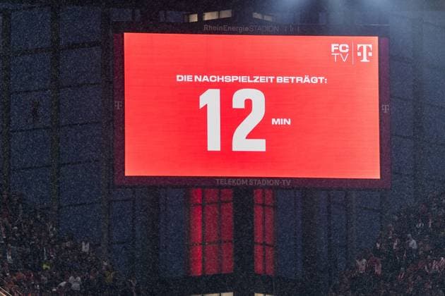 1. Fußball Bundesliga: 1. FC Köln - Hamburger SV; 02.11.2025 Zwölf Minuten Nachspielzeit 1. Fußball Bundesliga, 1. FC Köln - Hamburger SV, Rheinenergiestadion am 02.11..2025 DFL REGULATIONS PROHIBIT ANY USE OF PHOTOGRAPHS AS IMAGE SEQUENCES AND OR QUASI-VIDEO. Copyright: xBEAUTIFULxSPORTS Wunderlx