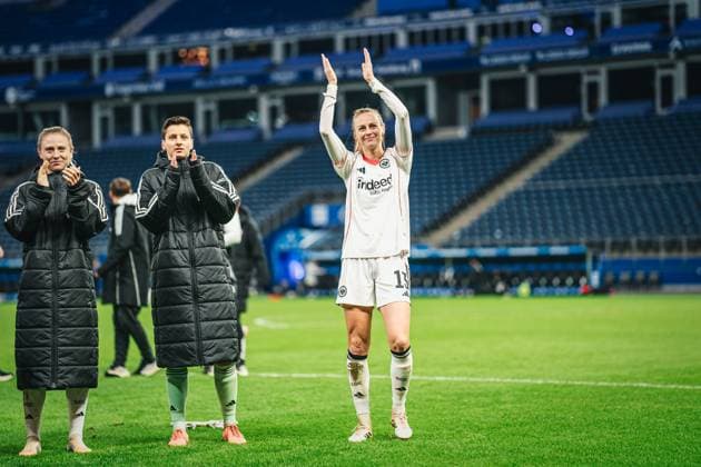 Google Pixel Frauen-Bundesliga: Hamburger SV vs. Eintracht Frankfurt, 02.11.2025 Die Frankfurt Frauen jubeln zu den Fans; Fußball, Google Pixel Frauen-Bundesliga, 8. Spieltag: Hamburger SV vs. Eintracht Frankfurt am 02.11.2025 im Volksparkstadion, Hamburg DFB DFL REGULATIONS PROHIBIT ANY USE OF PHOTOGRAPHS AS IMAGE SEQUENCES AND OR QUASI-VIDEO. Copyright: xBEAUTIFULxSPORTS Tonhäuserx