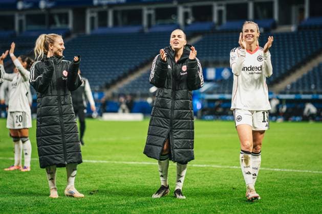 Google Pixel Frauen-Bundesliga: Hamburger SV vs. Eintracht Frankfurt, 02.11.2025 Die Frankfurt Frauen jubeln zu den Fans; Fußball, Google Pixel Frauen-Bundesliga, 8. Spieltag: Hamburger SV vs. Eintracht Frankfurt am 02.11.2025 im Volksparkstadion, Hamburg DFB DFL REGULATIONS PROHIBIT ANY USE OF PHOTOGRAPHS AS IMAGE SEQUENCES AND OR QUASI-VIDEO. Copyright: xBEAUTIFULxSPORTS Tonhäuserx
