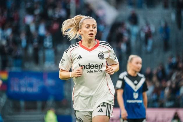 Google Pixel Frauen-Bundesliga: Hamburger SV vs. Eintracht Frankfurt, 02.11.2025 Janne Krumme (Eintracht Frankfurt, 21); Fußball, Google Pixel Frauen-Bundesliga, 8. Spieltag: Hamburger SV vs. Eintracht Frankfurt am 02.11.2025 im Volksparkstadion, Hamburg DFB DFL REGULATIONS PROHIBIT ANY USE OF PHOTOGRAPHS AS IMAGE SEQUENCES AND OR QUASI-VIDEO. Copyright: xBEAUTIFULxSPORTS Tonhäuserx