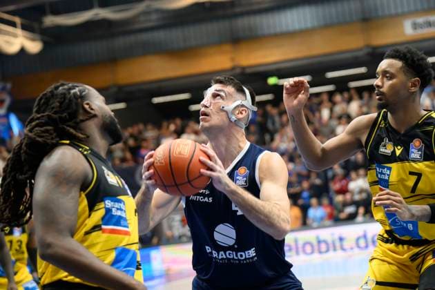 Traveon Buchanan (Ludwigsburg, 2), Jure Planinic (MBC, 44), Elijah Hughes (Ludwigsburg, 7), Syntainics MBC vs. MHP Riesen Ludwigsburg, Basketball, Bundesliga, Maenner, Saison 2025 26, 6. Spieltag, 02.11.2025. Weissenfels Stadthalle Sachsen-Anhalt Deutschland
