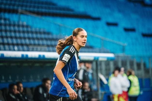 Google Pixel Frauen-Bundesliga: Hamburger SV vs. Eintracht Frankfurt, 02.11.2025 Leni Eggert (Hamburger SV, 29); Fußball, Google Pixel Frauen-Bundesliga, 8. Spieltag: Hamburger SV vs. Eintracht Frankfurt am 02.11.2025 im Volksparkstadion, Hamburg DFB DFL REGULATIONS PROHIBIT ANY USE OF PHOTOGRAPHS AS IMAGE SEQUENCES AND OR QUASI-VIDEO. Copyright: xBEAUTIFULxSPORTS Tonhäuserx
