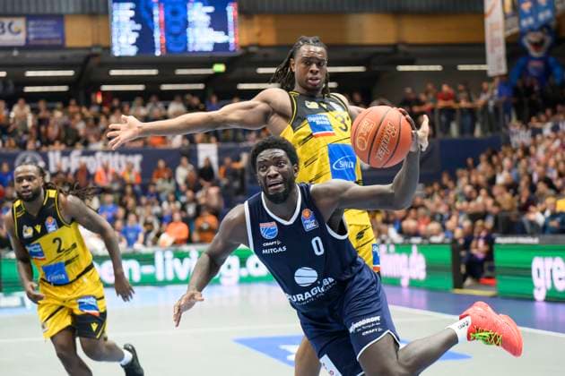Khyri Thomas (MBC, 0), Keeshawn Kellman (Ludwigsburg, 32), Syntainics MBC vs. MHP Riesen Ludwigsburg, Basketball, Bundesliga, Maenner, Saison 2025 26, 6. Spieltag, 02.11.2025. Weissenfels Stadthalle Sachsen-Anhalt Deutschland