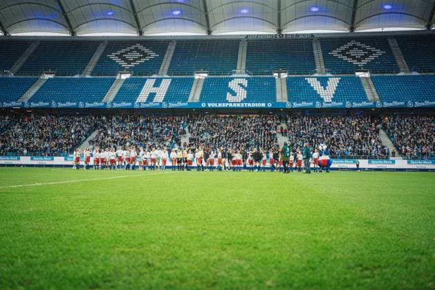 Google Pixel Frauen-Bundesliga: Hamburger SV vs. Eintracht Frankfurt, 02.11.2025 Beide Mannschaften vor dem Spiel; Fußball, Google Pixel Frauen-Bundesliga, 8. Spieltag: Hamburger SV vs. Eintracht Frankfurt am 02.11.2025 im Volksparkstadion, Hamburg DFB DFL REGULATIONS PROHIBIT ANY USE OF PHOTOGRAPHS AS IMAGE SEQUENCES AND OR QUASI-VIDEO. Copyright: xBEAUTIFULxSPORTS Tonhäuserx