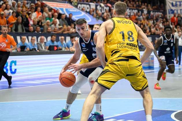 Jure Planinic (MBC, 44), Jonas Wohlfarth-Bottermann (Ludwigsburg, 18), Syntainics MBC vs. MHP Riesen Ludwigsburg, Basketball, Bundesliga, Maenner, Saison 2025 26, 6. Spieltag, 02.11.2025. Weissenfels Stadthalle Sachsen-Anhalt Deutschland