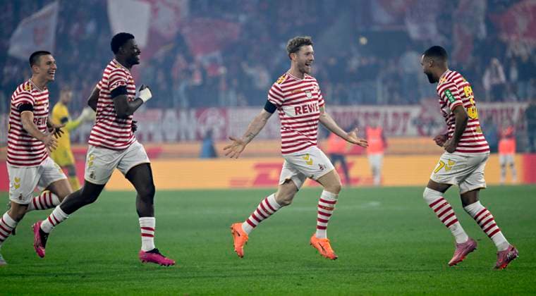 RheinEnergieStadion Köln, 1.11..2025, Fussball: Bundesliga Saison 2025 26 9. Spieltag, 1.FC Köln (KOE) vs Hamburger Sportverein (HSV) _ Florian Kainz (KOE,m.) jubelt nach seinem Tor mit Linton Maina (KOE). Li.: Ragnar Ache (KOE) _ DFL REGULATIONS PROHIBIT ANY USE OF PHOTOGRAPHS AS IMAGE SEQUENCES AND OR QUASI-VIDEO