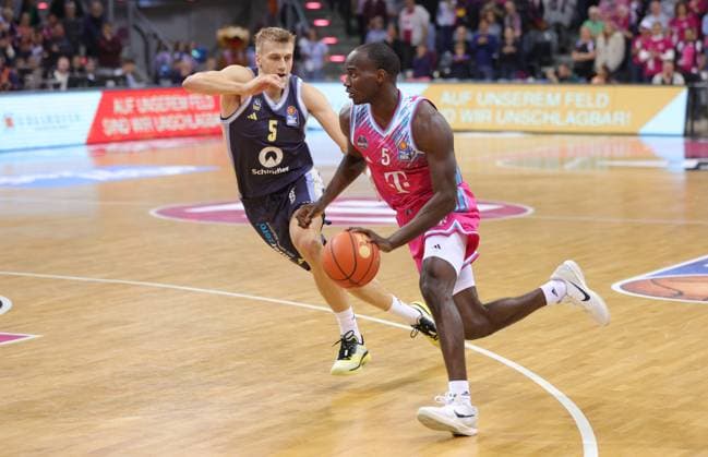 Tylan Birts (Bonn) am Ball gegen Sam Griesel (Alba), Telekom Baskets Bonn vs Alba Berlin, easyCredit BBL, 6. Spieltag, Bonn, 02.11.2025.