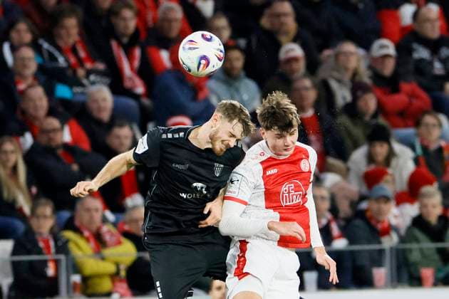 Fußball 3. Liga 13. Spieltag Rot-Weiss Essen - 1. FC Schweinfurt am 02.11.2025 im Stadion an der Hafenstraße in Essen Jaka Cuber Potocnik ( Rot-Weiss Essen )
