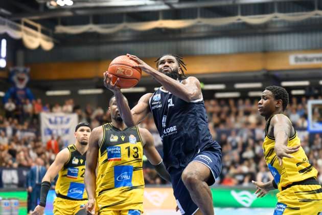 Brandon Tischler (Ludwigsburg, 24), Yorman Polas Bartolo (Ludwigsburg, 13), RJ Gunn (MBC, 21), Syntainics MBC vs. MHP Riesen Ludwigsburg, Basketball, Bundesliga, Maenner, Saison 2025 26, 6. Spieltag, 02.11.2025. Weissenfels Stadthalle Sachsen-Anhalt Deutschland