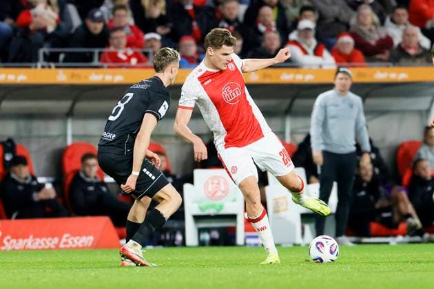 Fußball 3. Liga 13. Spieltag Rot-Weiss Essen - 1. FC Schweinfurt am 02.11.2025 im Stadion an der Hafenstraße in Essen Marek Janssen ( Rot-Weiss Essen )