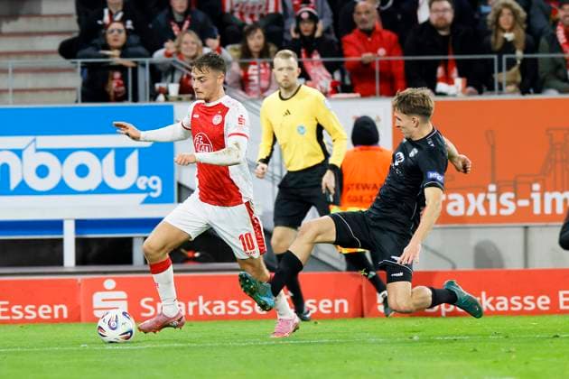 Fußball 3. Liga 13. Spieltag Rot-Weiss Essen - 1. FC Schweinfurt am 02.11.2025 im Stadion an der Hafenstraße in Essen Marvin Obuz ( Rot-Weiss Essen )