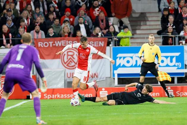 Fußball 3. Liga 13. Spieltag Rot-Weiss Essen - 1. FC Schweinfurt am 02.11.2025 im Stadion an der Hafenstraße in Essen Marvin Obuz ( Rot-Weiss Essen )