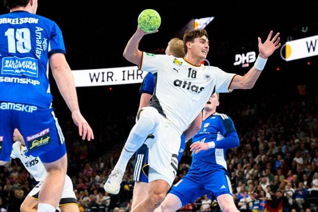 Muenchen: Handball - Laenderspiel - Deutschland - Island Julian Köster Koester (Deutschland) Muenchen SAP Garden Bayern Deutschland