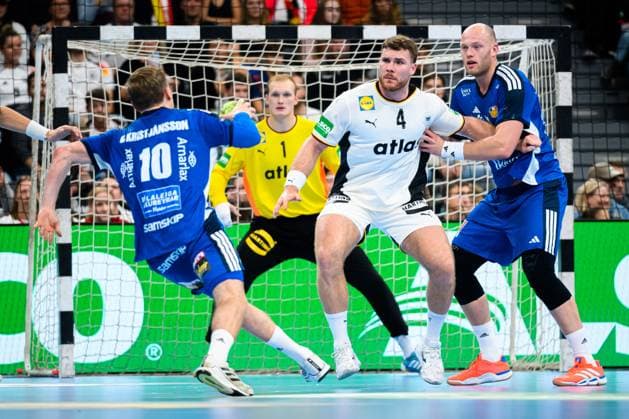 Muenchen: Handball - Laenderspiel - Deutschland - Island Islands Gisli Thorgeir Kristjansson (Island), Johannes Golla (Deutschland), Islands Arnar Arnarsson (Island) Muenchen SAP Garden Bayern Deutschland