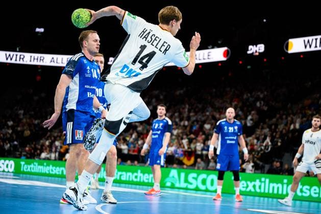 Muenchen: Handball - Laenderspiel - Deutschland - Island Mathis Häseler Haeseler (Deutschland) Muenchen SAP Garden Bayern Deutschland