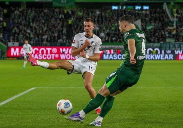 Deutschland: Bundesliga 2025 26, 9. Spieltag - VfL Wolfsburg vs TSG Hoffenheim - Volkswagen Arena (Wolfsburg): Konstantinos Koulierakis (VfL Wolfsburg, 4) Tim Lemperle (TSG Hoffenheim, 19) Copyright: xAymanxAlahmedx
