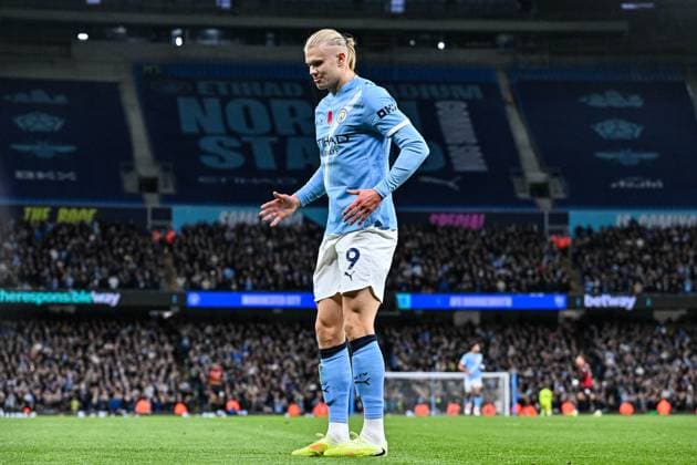 2nd November 2025; Etihad Stadium, Manchester, Lancashire, England; Premier League Football, Manchester City versus AFC Bournemouth; Erling Haaland of Manchester City celebrates with a robotic dance after scoring in the 17th minute to make the score 1-0  GodfreyxPitt