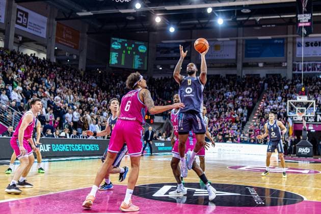 J Wan Roberts (ALBA Berlin, 13) vs Tylan Birts (Telekom Baskets Bonn, 05), Grayson Murphy (Telekom Baskets Bonn, 07), Justin Bean (ALBA Berlin, 34), Samuel Griesel (ALBA Berlin, 05) schauen zu Telekom Baskets Bonn vs. ALBA Berlin Basketball, Basketball, easy Credit BBL, 06. Spieltag, 2025 2026, 02.11.2025 Telekom Baskets Bonn vs. ALBA Berlin, Basketball, easy Credit BBL, 06. Spieltag, 2025 2026, 02.11.2025 Bonn Copyright: xEibner-Pressefoto GerhardxWingenderx EP_GWR