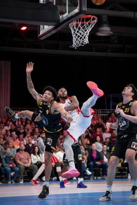 Barmer 2. Basketball Bundesliga ProA: RheinStars Koeln vs. Kirchheim, 02.11.25 Hall B Elisias (RheinStars Köln, 34, C) und Tylan James Pope (Bozic Estriche Knights Kirchheim, 9, PF) kämpfen unter dem Korb; Köln, 02.11.25 - Barmer 2. Basketball Bundesliga ProA: RheinStars Koeln vs. Kirchheim in der Motor World in Köln. Copyright: xBEAUTIFULxSPORTS AxelxKohringx