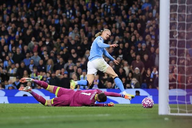 Football - Premier League - Manchester City v Bournemouth 2nd November 2025 - Premier League - Manchester City v Bournemouth - Erling Haaland of Manchester City scores their 2nd goal past a diving Bournemouth goalkeeper Djordje Petrovic - Photo: Simon Stacpoole Offside. Manchester UK Copyright: xSimonxStacpoolexOffside