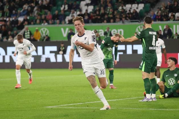 02.11.2025, xgox, Fussball 1. Bundesliga, VfL Wolfsburg - TSG 1899 Hoffenheim emspor, v.l. Wouter Burger (Hoffenheim, 18) Jubel, Torjubel, jubelt ueber das Tor, celebrate the goal, celebration (DFL DFB REGULATIONS PROHIBIT ANY USE OF PHOTOGRAPHS as IMAGE SEQUENCES and or QUASI-VIDEO) Wolfsburg